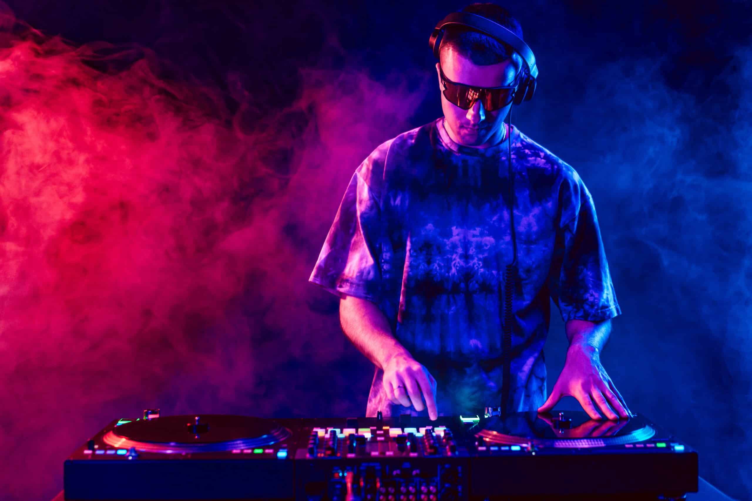 Djs profesionales: Sus mejores trucos para mantener la fiesta en marcha