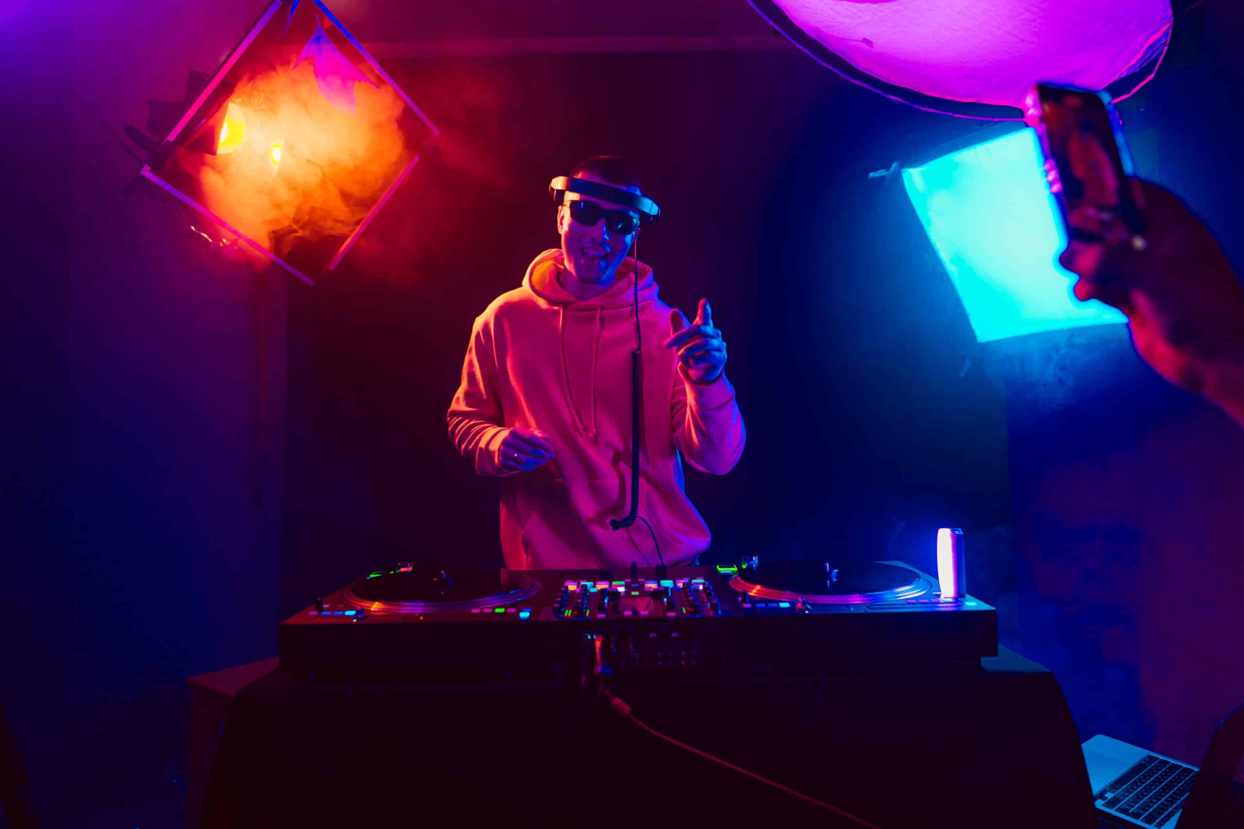 Djs profesionales: Sus mejores trucos para mantener la fiesta en marcha