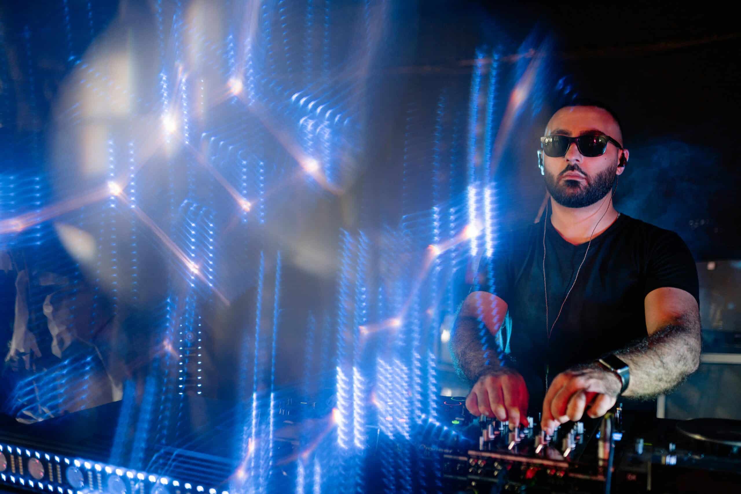 DJ profesional con equipo de sonido en una fiesta de boda animada