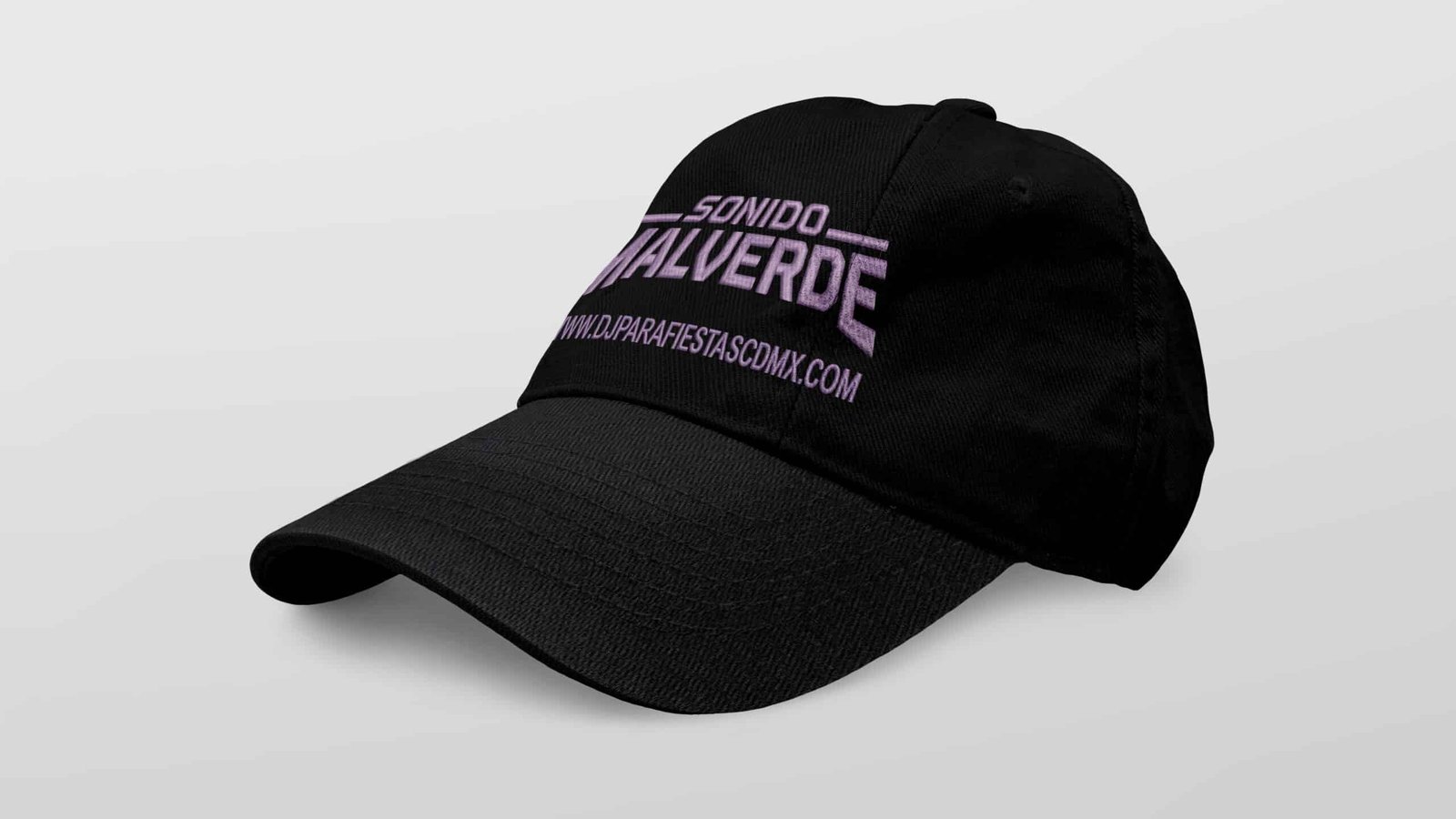 Gorra Negra Bordada Sonido Malverde Vista Lateral